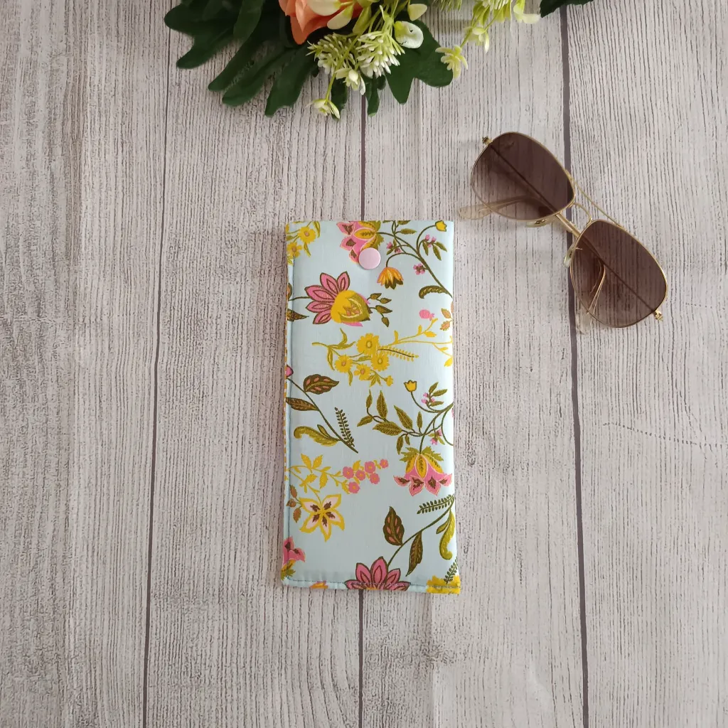 Funda de gafas de tela floral 100% algodón hecha a mano con botón rosa.