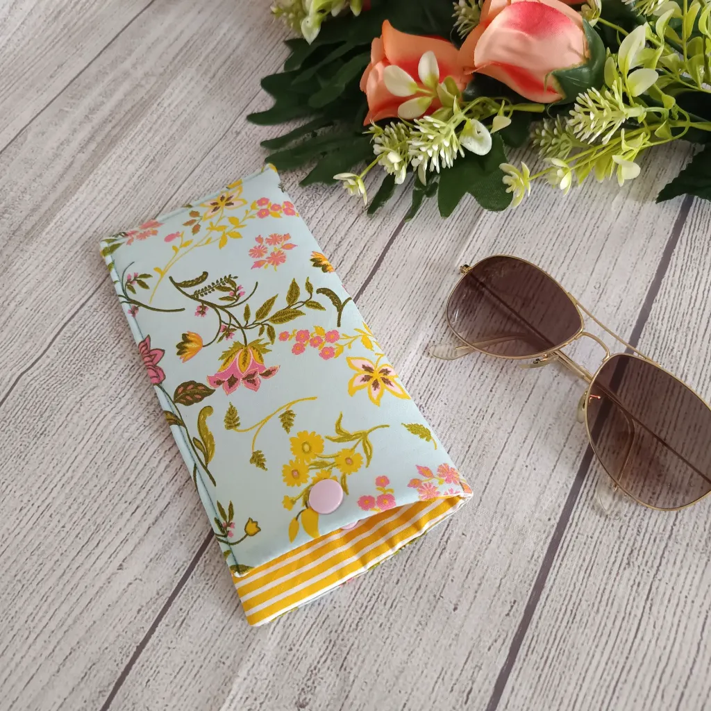 funda de gafas con un interior de rayas amarillas