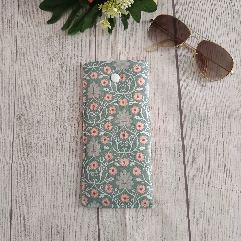 Funda de gafas artesanal hecha a mano en tela de algodón con estampado floral en verde salvia y rosa