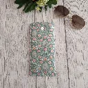Funda de gafas artesanal hecha a mano en tela de algodón con estampado floral en verde salvia y rosa