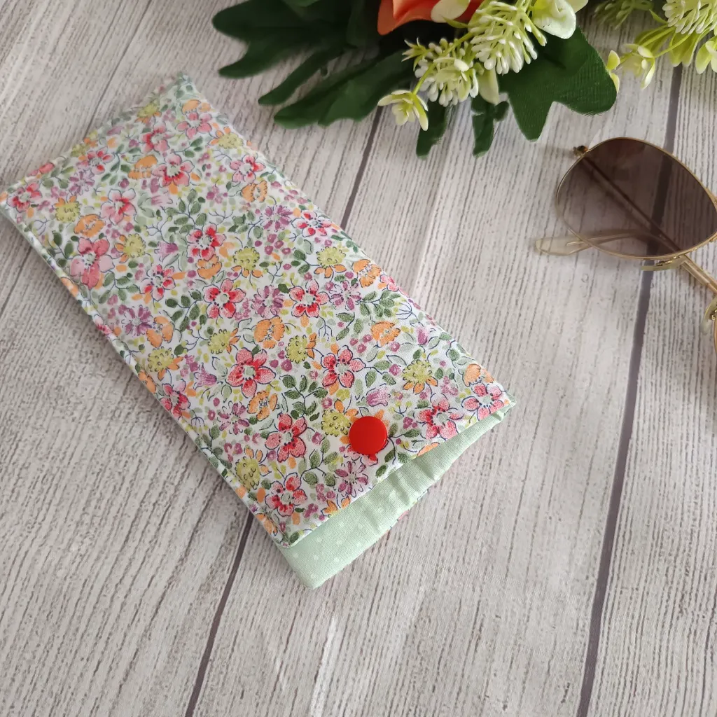 Interior acolchado suave de funda de gafas hecha a mano en tela floral multicolor fondo blanco