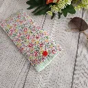Interior acolchado suave de funda de gafas hecha a mano en tela floral multicolor fondo blanco
