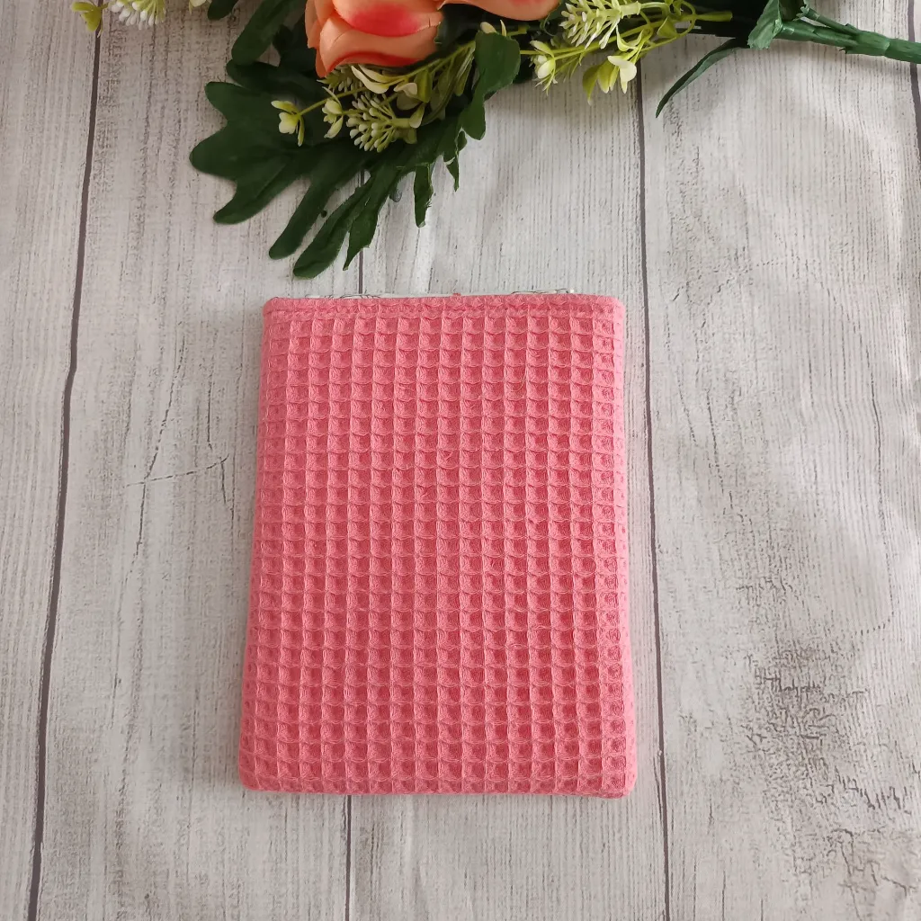 Funda para kindle artesanal de tela waffle rosa con solapa de algodón de flores.