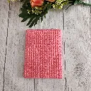 Funda para kindle artesanal de tela waffle rosa con solapa de algodón de flores.