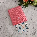 Funda kindle hecha a mano abierta mostrando el interior y la solapa floral con cierre a presión azul