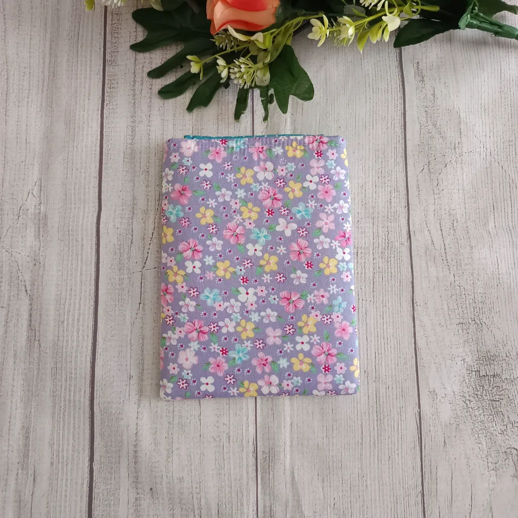 Funda para Kindle floral en tonos lila y turquesa hecha a mano