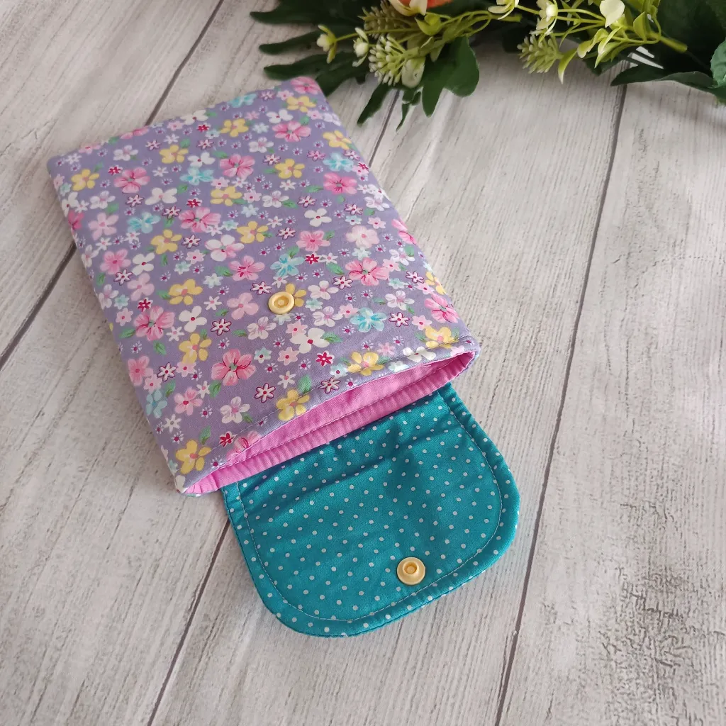Funda acolchada para Kindle de tela floral lila con cierre de botón