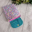 Funda acolchada para Kindle de tela floral lila con cierre de botón