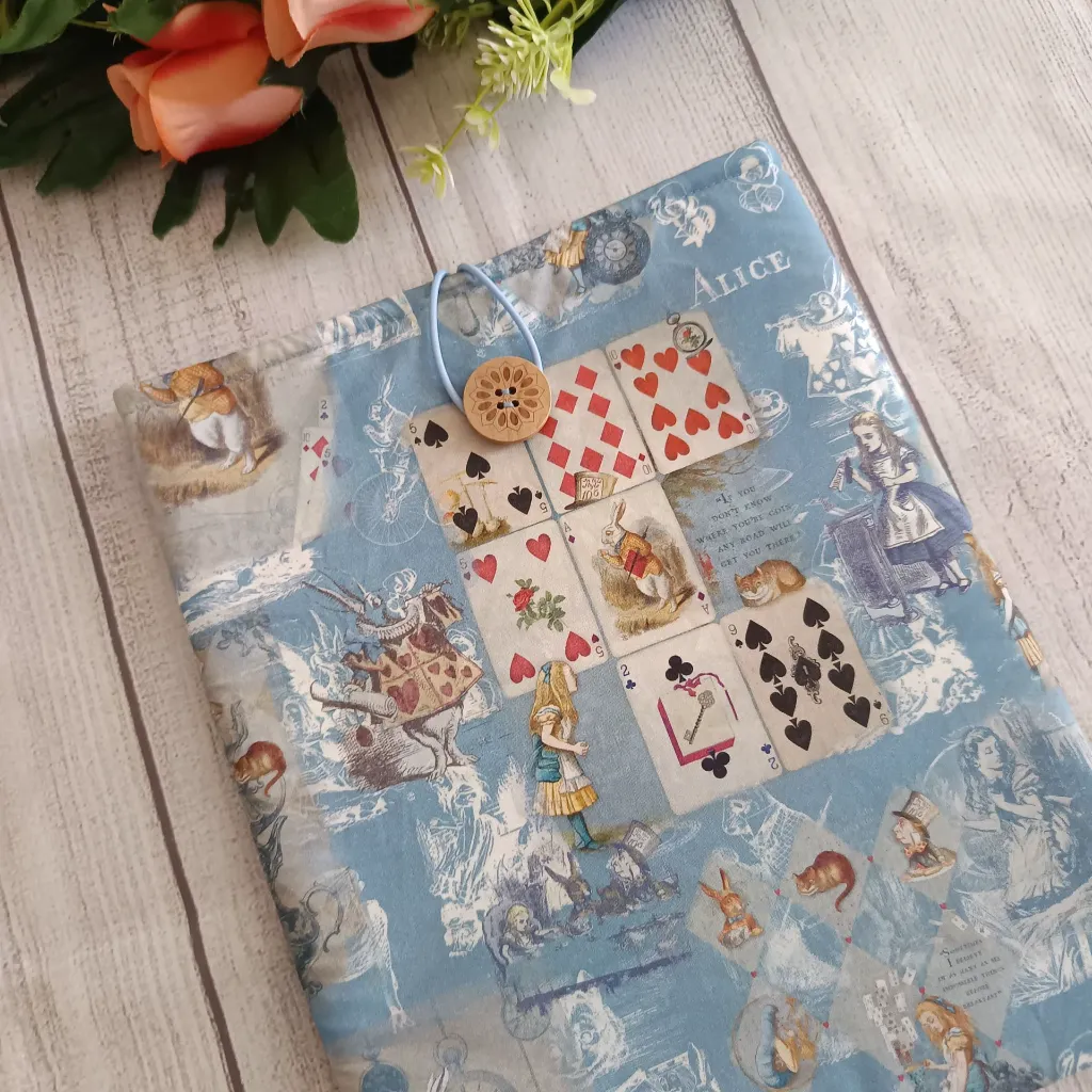 Estuche para libro confeccionado  a mano con tela inspirada en Alicia en el País de las Maravillas.
