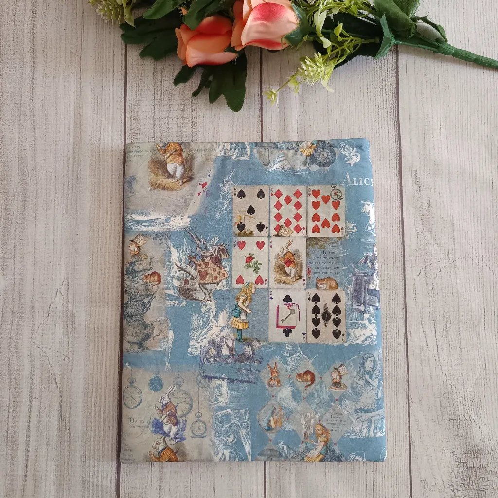 Estuche para libro acolchado con un estampado de Alicia en el País de las Maravillasdo  de Alicia en el