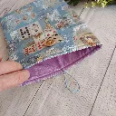 Estuche para libro hecha a mano con un Estampado de Alicia en el País de las Maravillas ,cierre con elástico y botón