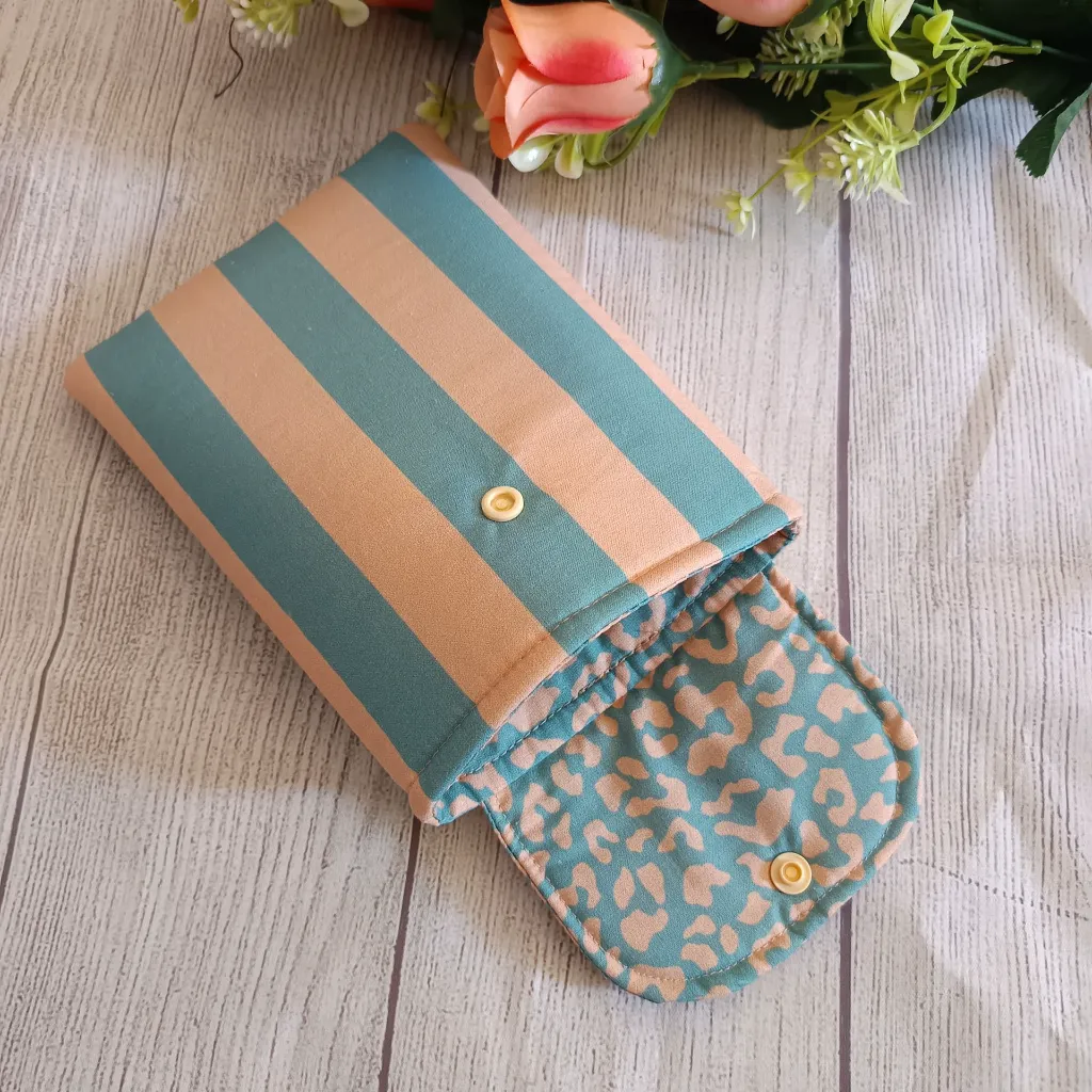 Funda para Kindle hecha a mano en tela de rayas turquesa y beige.