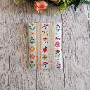 Funda para Kindle hecha a mano con flores de colores y rayas sobre fondo beige.