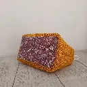 Neceser de tela mostaza para organizar maquillaje, accesorios y objetos personales.