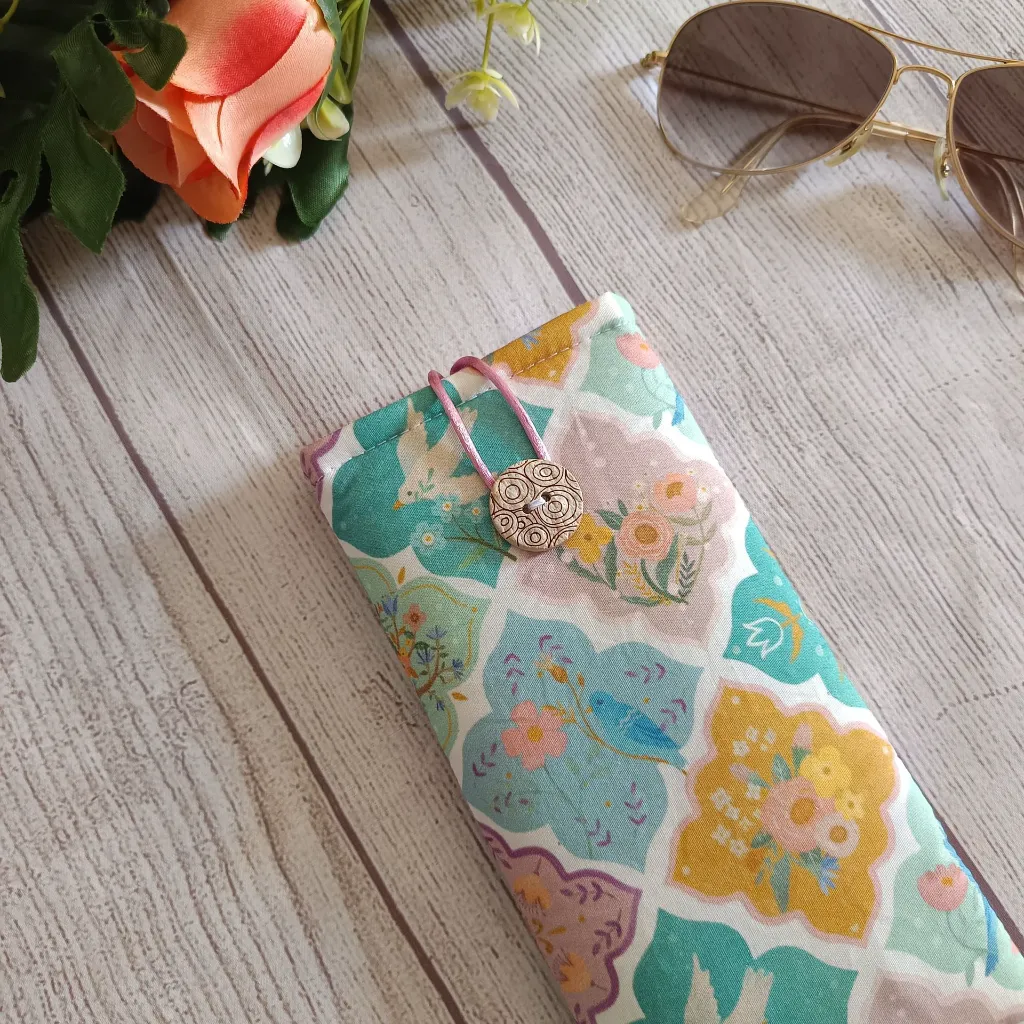 Funda de gafas de tela hecha a mano con estampado floral mosaico