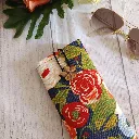 Funda de gafas de tela floral rosas rojas cerrada con boton