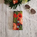 Funda de gafas tela floral junto  a unas gafas de sol