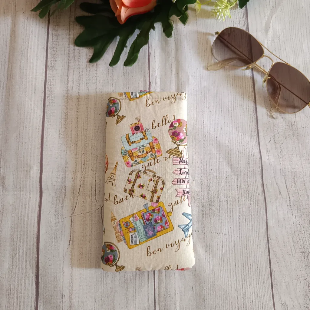 Funda gafas tela maletas y ciudades del mundo junto a gafas de sol