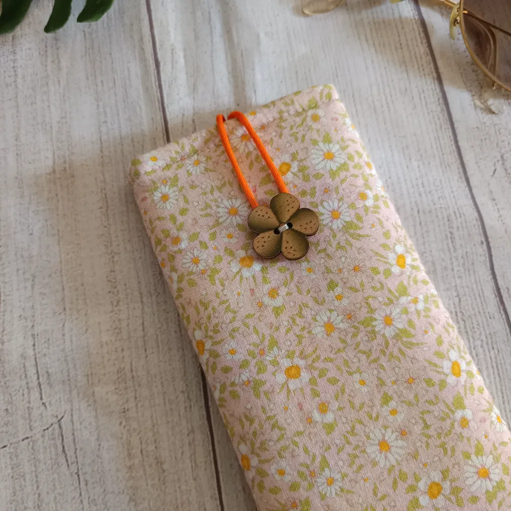 Funda gafas tela estampado margaritas pequeñas con cierre de botón