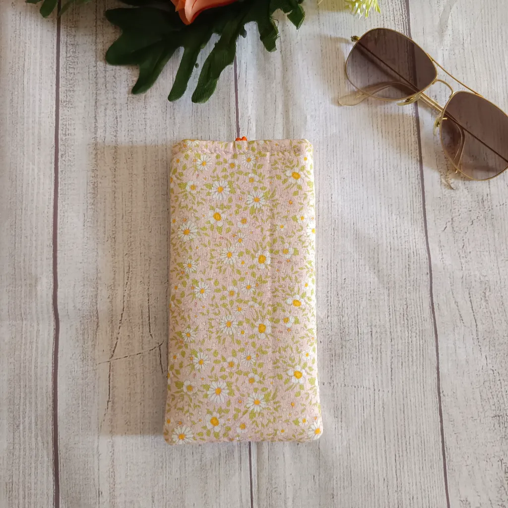 Funda gafas tela margaritas amarillas en tonos pastel y gafas de sol