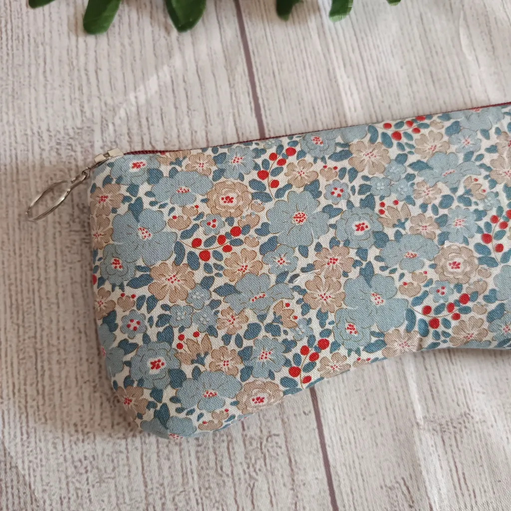 Funda de gafas de tela floral azul y beige hecha a mano