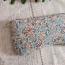 Funda de gafas de tela floral azul y beige hecha a mano