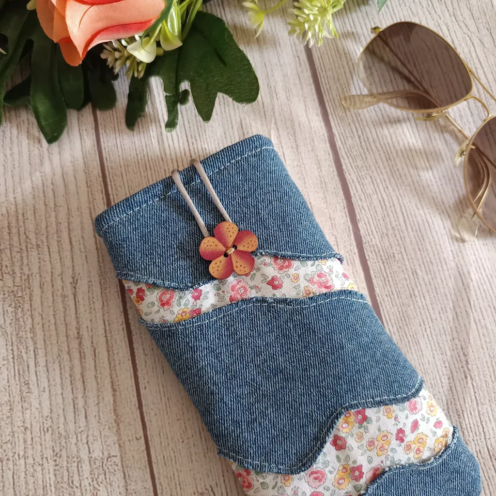Funda de gafas de tela vaquera con flores hecha a mano