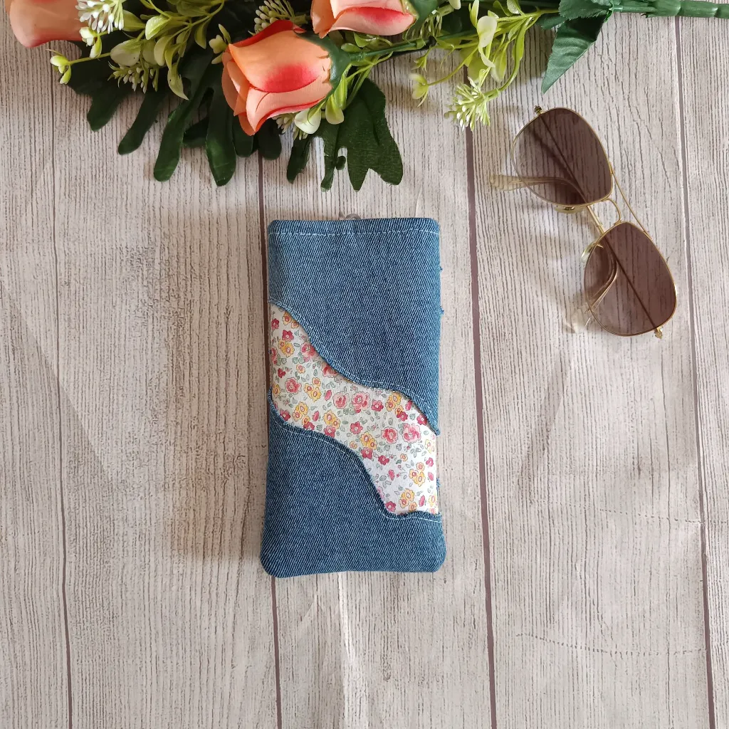 Funda de gafas de tela con retales detela floral y vaquera