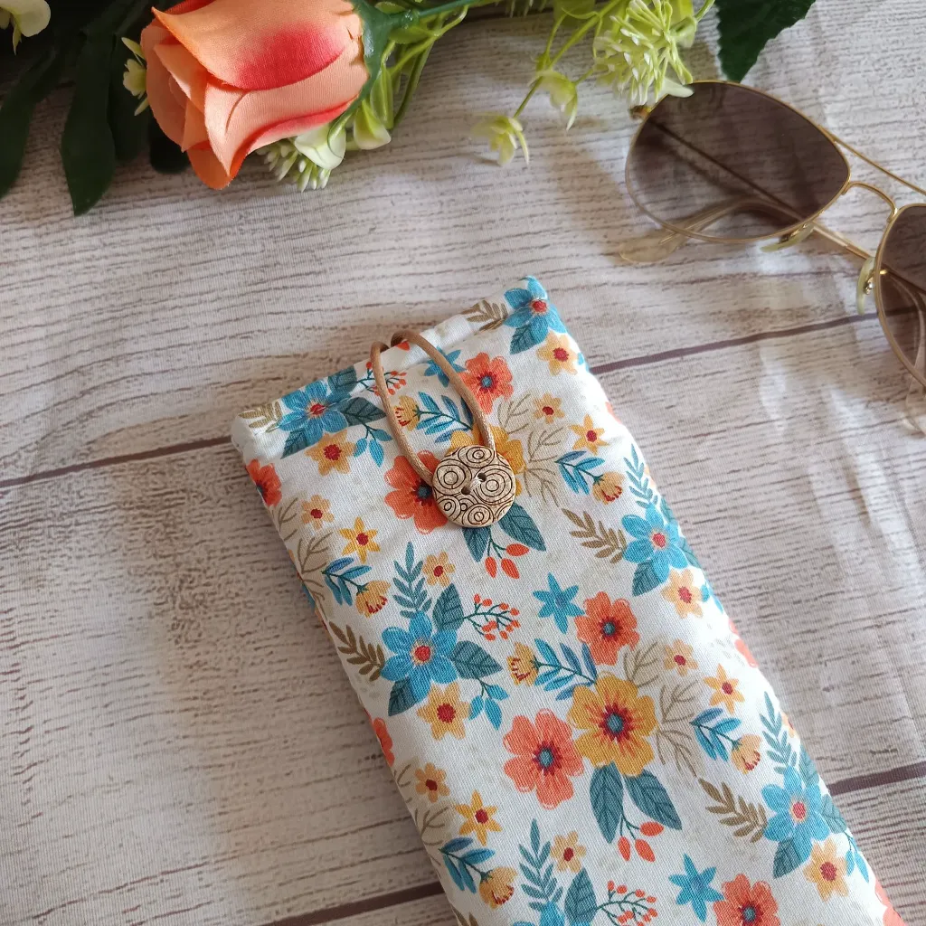 Funda gafas tela floral azul y naranja con botón de madera