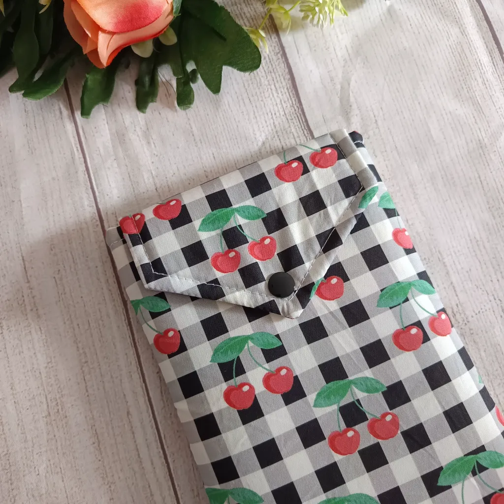 Funda Kindle hecha a mano de tela, estampado vichy blanco y negro con cerezas.