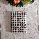 Detalle del estampado de cerezas sobre vichy blanco y negro