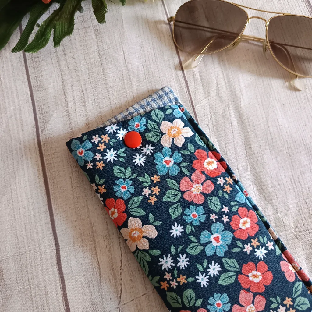 Funda de gafas tela azul marino con estampado floral