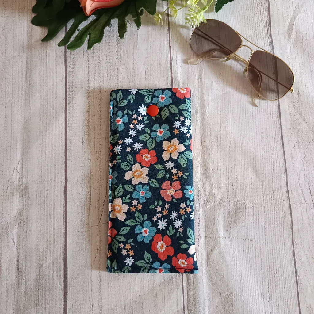 Detalle del cierre de botón en funda de gafas  hecha a mano
