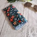 Detalle des estampado  floral en funda de gafas de tela ,flores rojas y azules