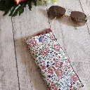 Funda gafas tela hecha a mano con un estampado floral