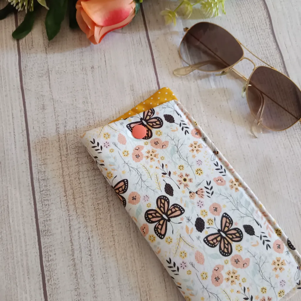 Funda de gafas tela mariposas y flores, cierre de botón coral