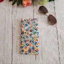 Funda de gafas tela floral multicolor junto a una funda de gafas