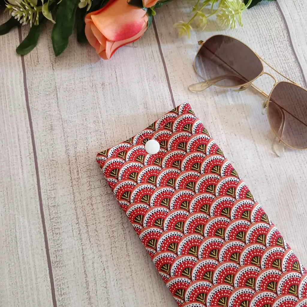 Funda de gafas de tela con estampado de abanicos rojos.