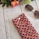 Funda de gafas de tela con estampado de abanicos rojos.