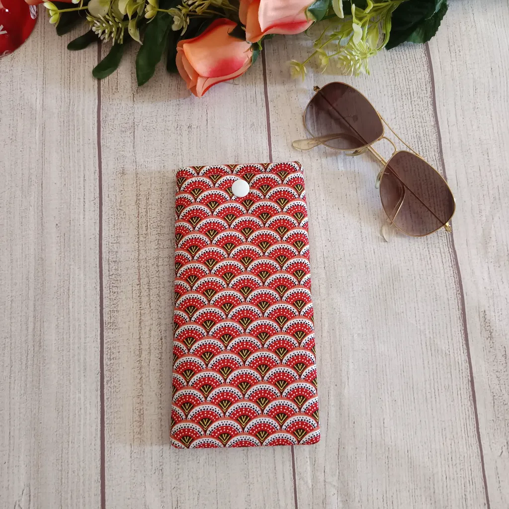 Funda de gafas acolchada  y cierre de botón snap