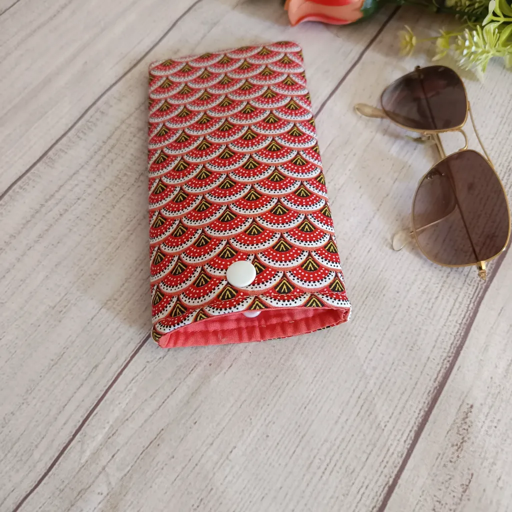 Funda gafas tela con un interior en combinación con tela exterior.