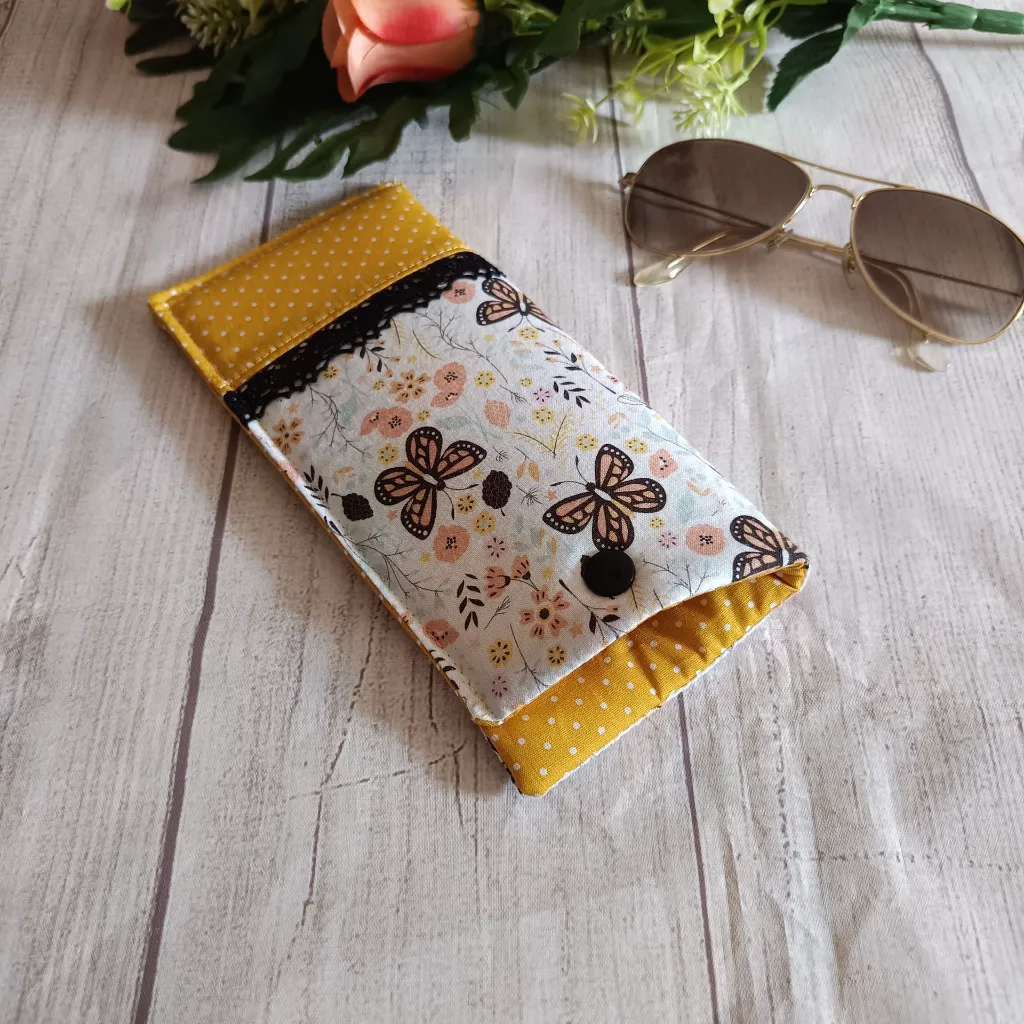 Funda de gafas de tela artesanal y cierre con snap.