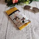 Funda de gafas de tela artesanal y cierre con snap.