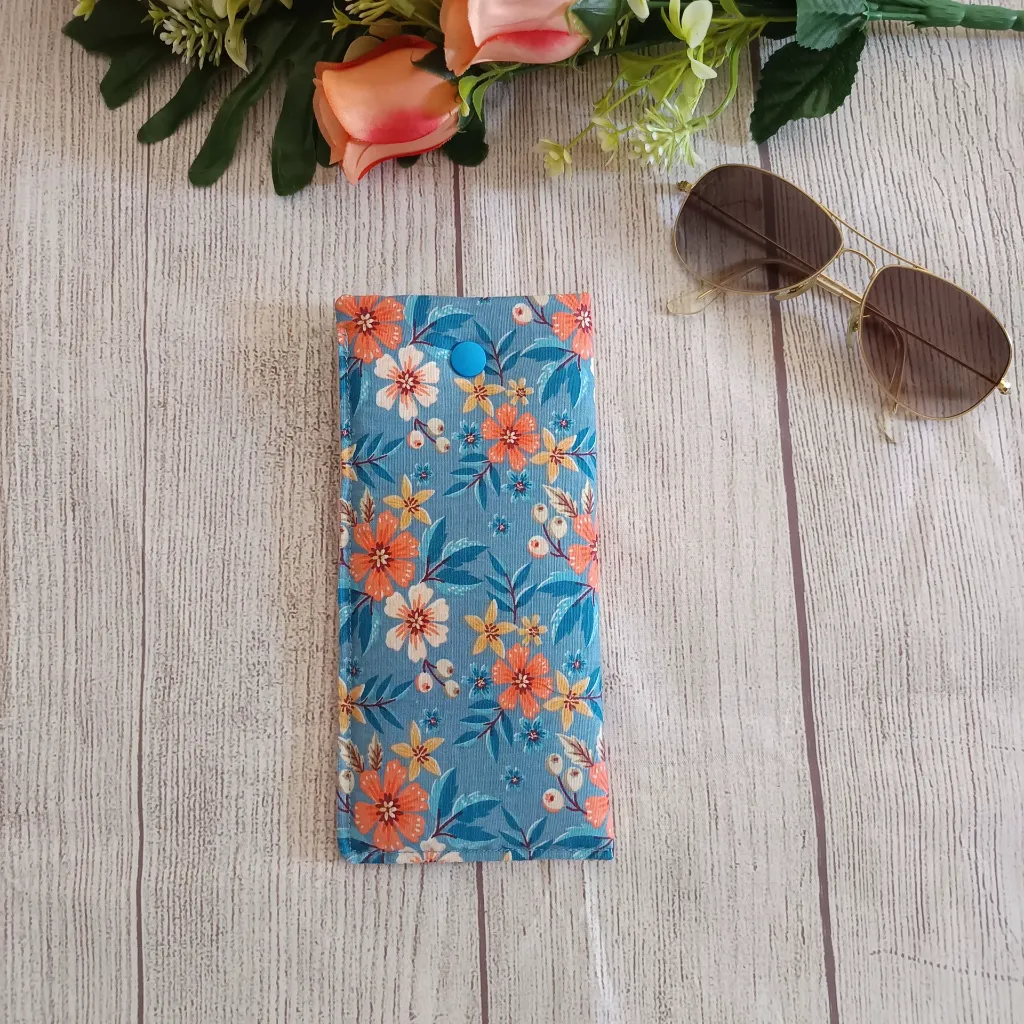 Funda de gafas de tela floral en azul hecha a mano con llavero de regalo