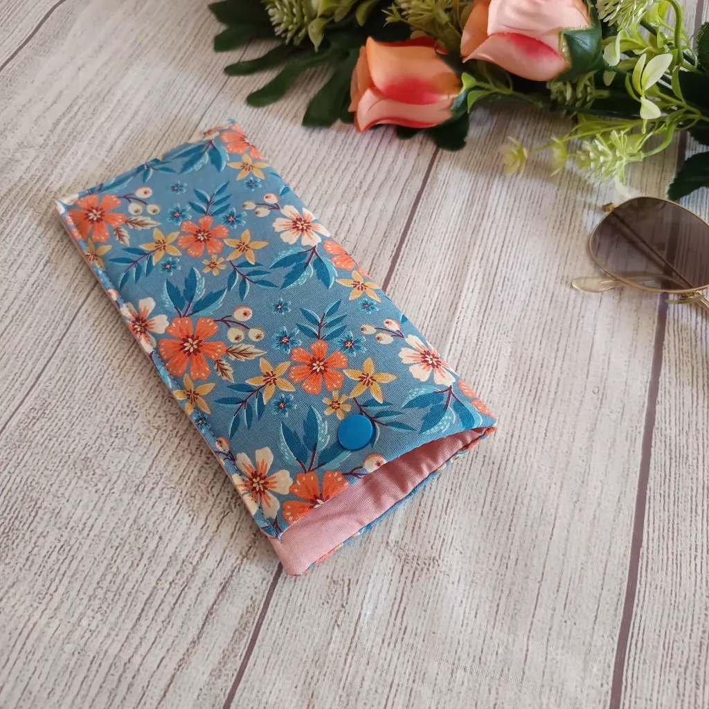 Funda de gafas de tela hecha a mano y cierre botón.