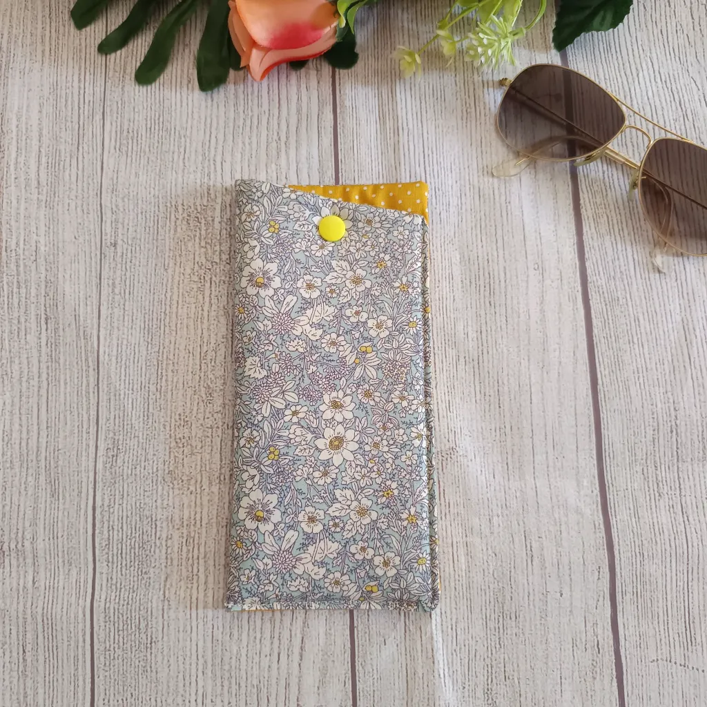 funda de gafas de tela con estampado flores en tonos suaves