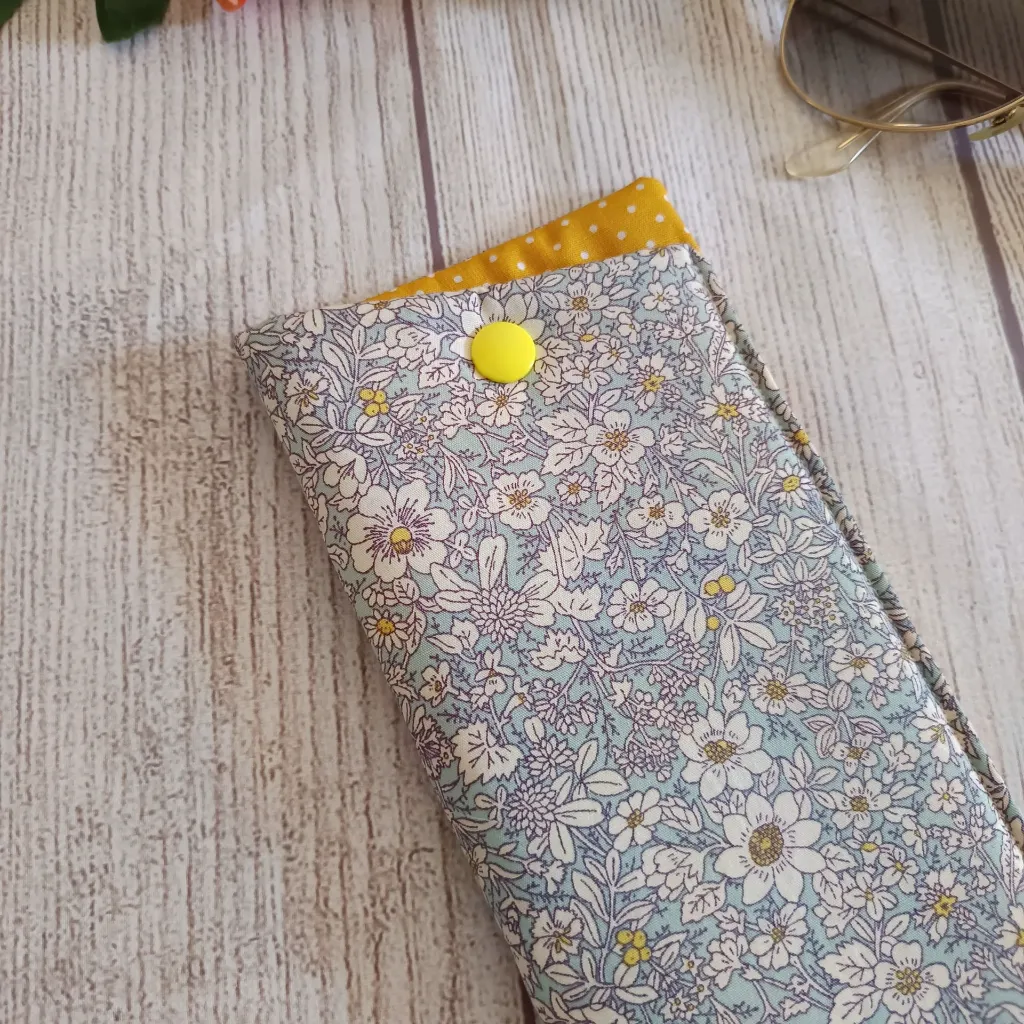 Funda de gafas de tela artesanal con flores pequeñas