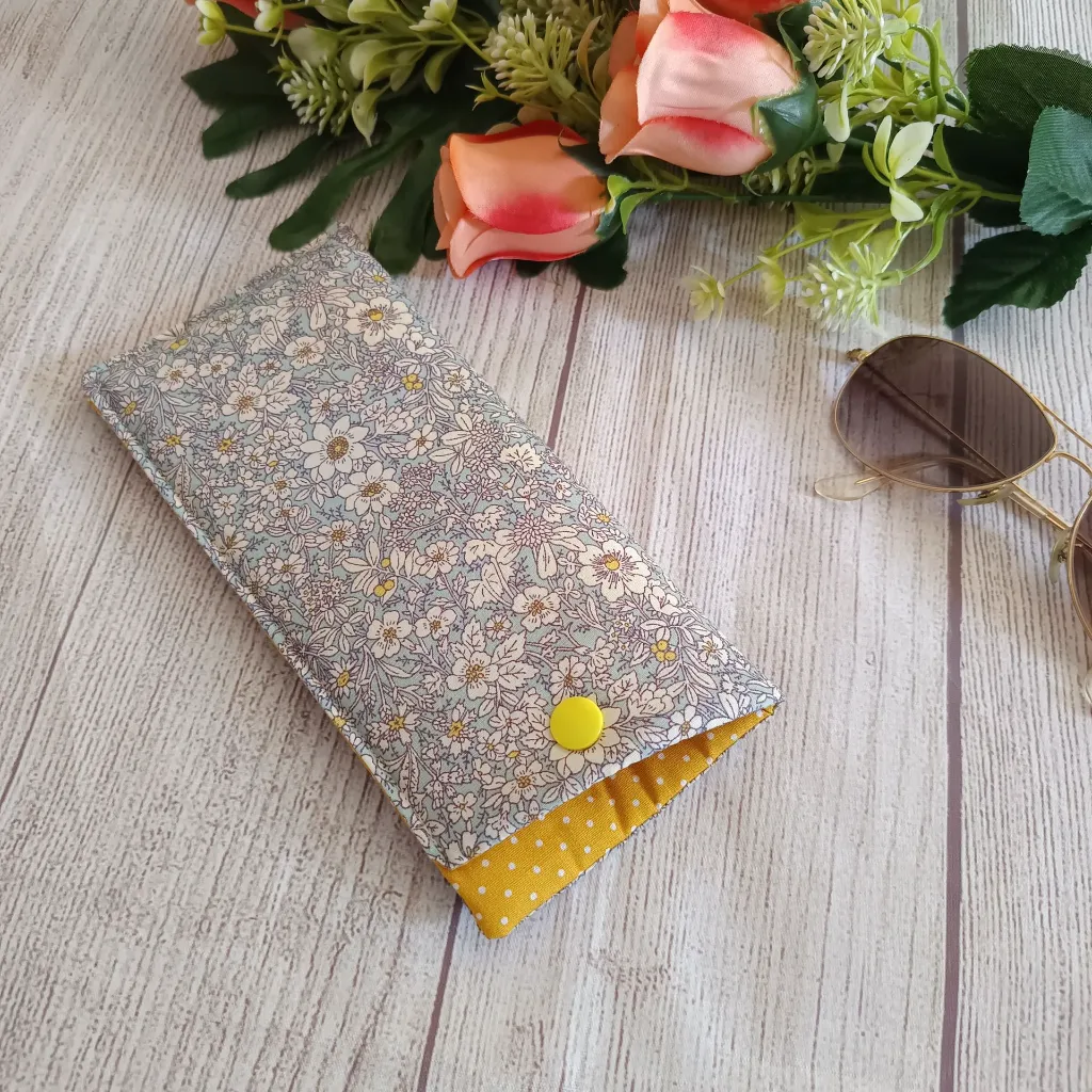 Funda de gafas de tela hecha a mano y acolchada.