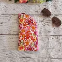 Funda de gafas de tela con cremallera estampado floral en tonos rosas y naranjas hecha a mano.
