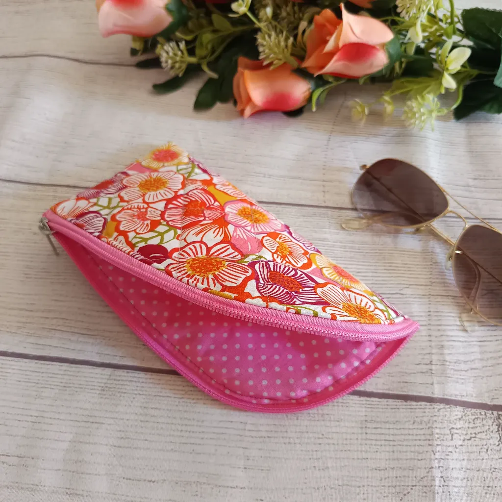 Funda de gafas de tela floral con cierre de cremallera, ligera, acolchada y confeccionada a mano.